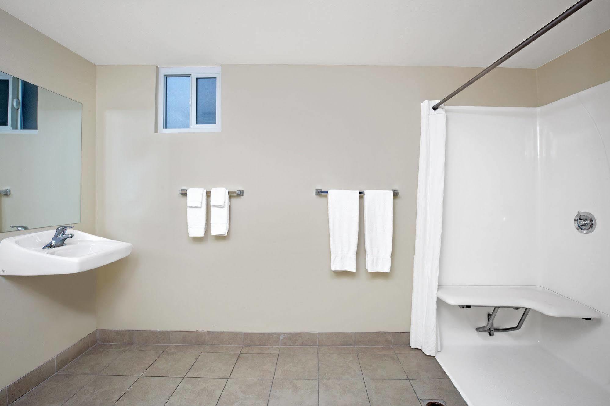 Super 8 By Wyndham Angeles-culver Area Los Angeles